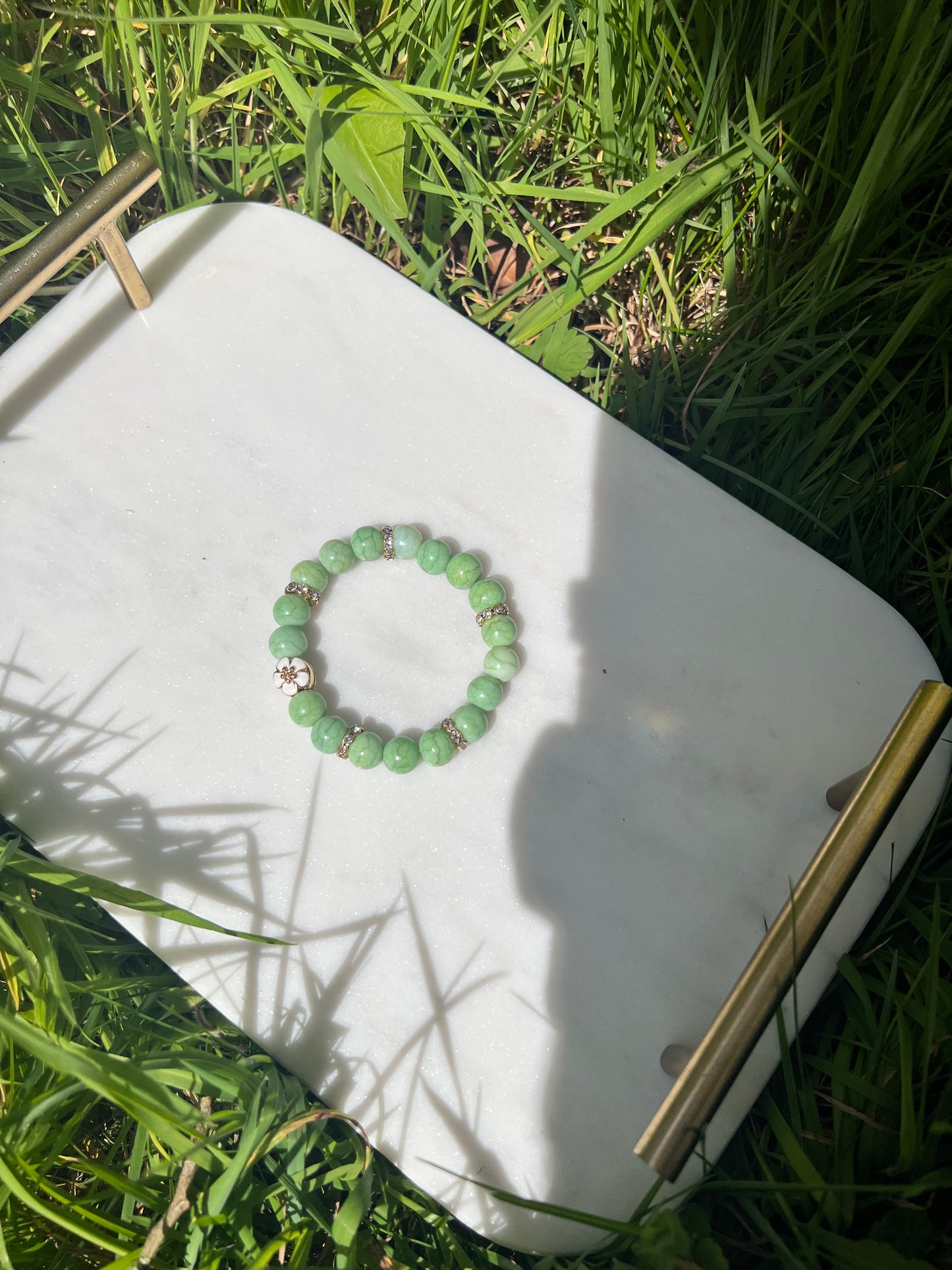 Green cracked glass beads & gold flower charm stretch bracelet